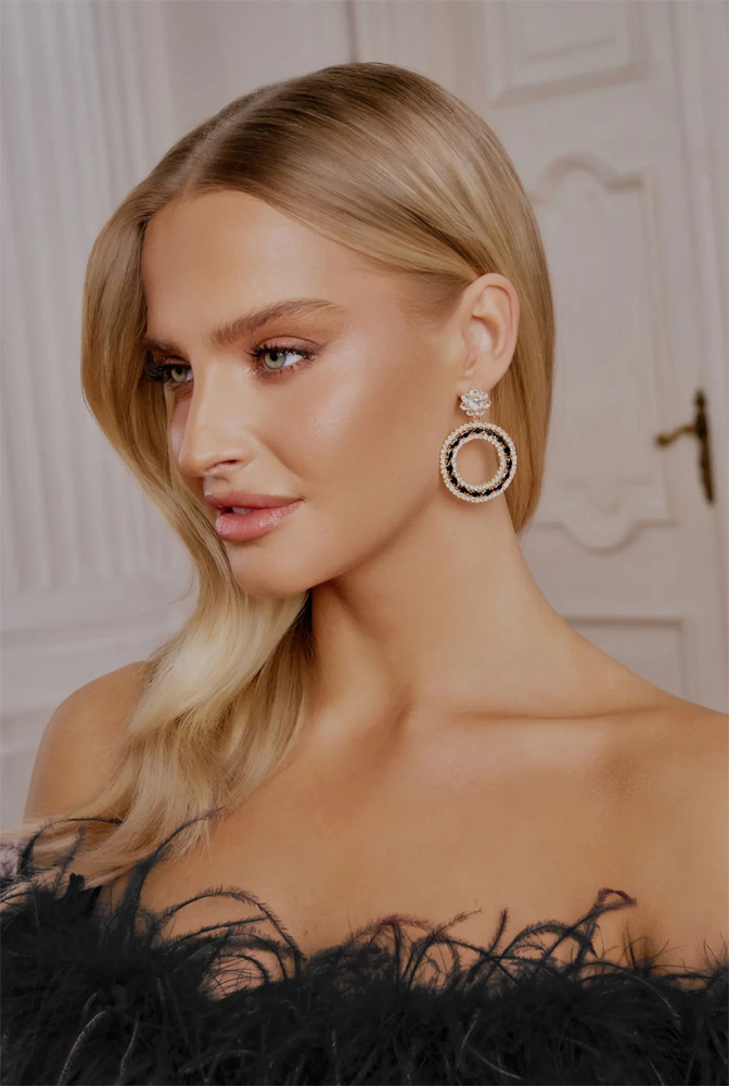 Comment assortir ses boucles d'oreilles à sa coiffure et à la forme de son visage : un guide pour toutes les femmes