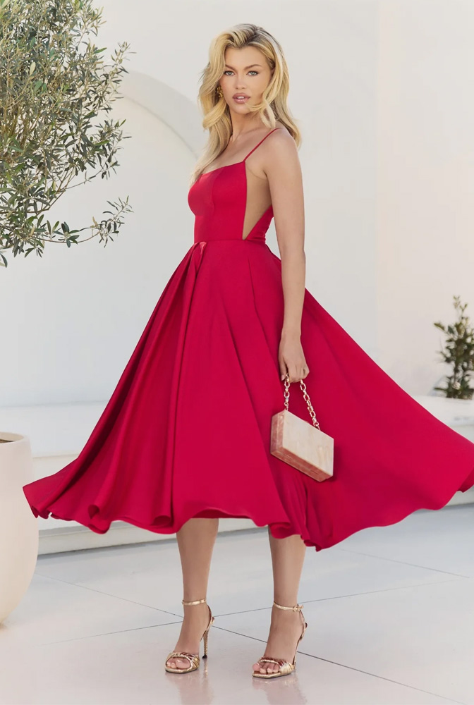 Une robe longue ou une robe mi-longue ? Que choisir pour les sorties et les rendez-vous estivaux
