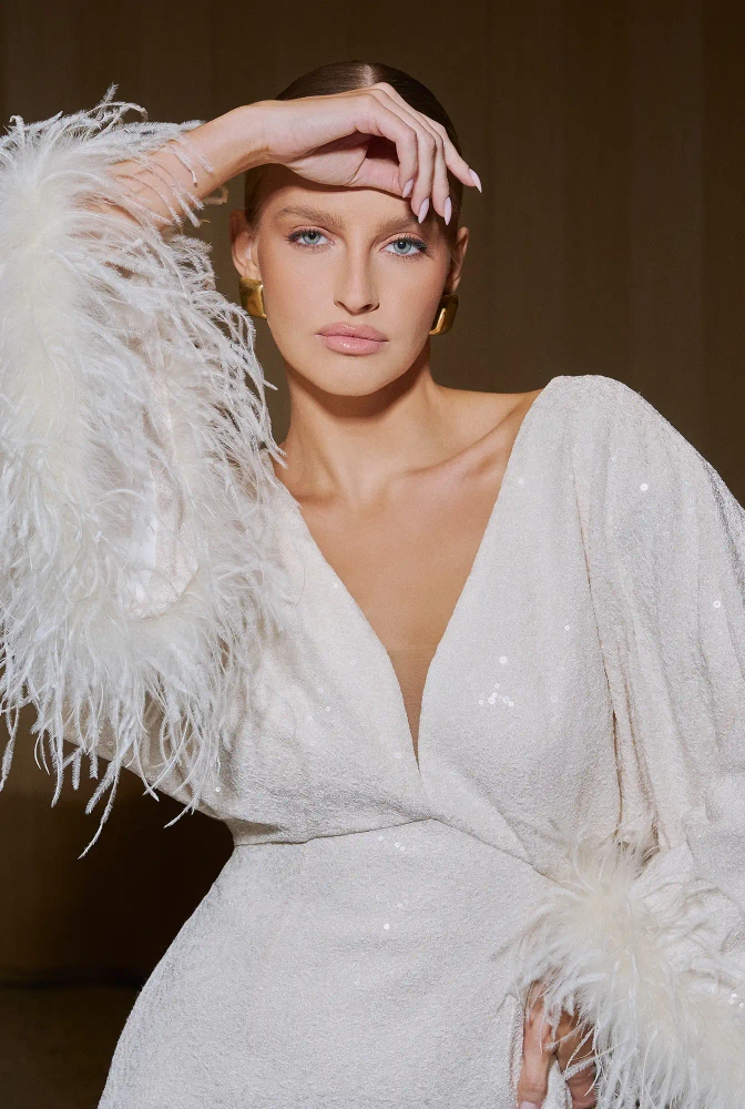 Toluca – robe mini écrue avec sequins et plumes