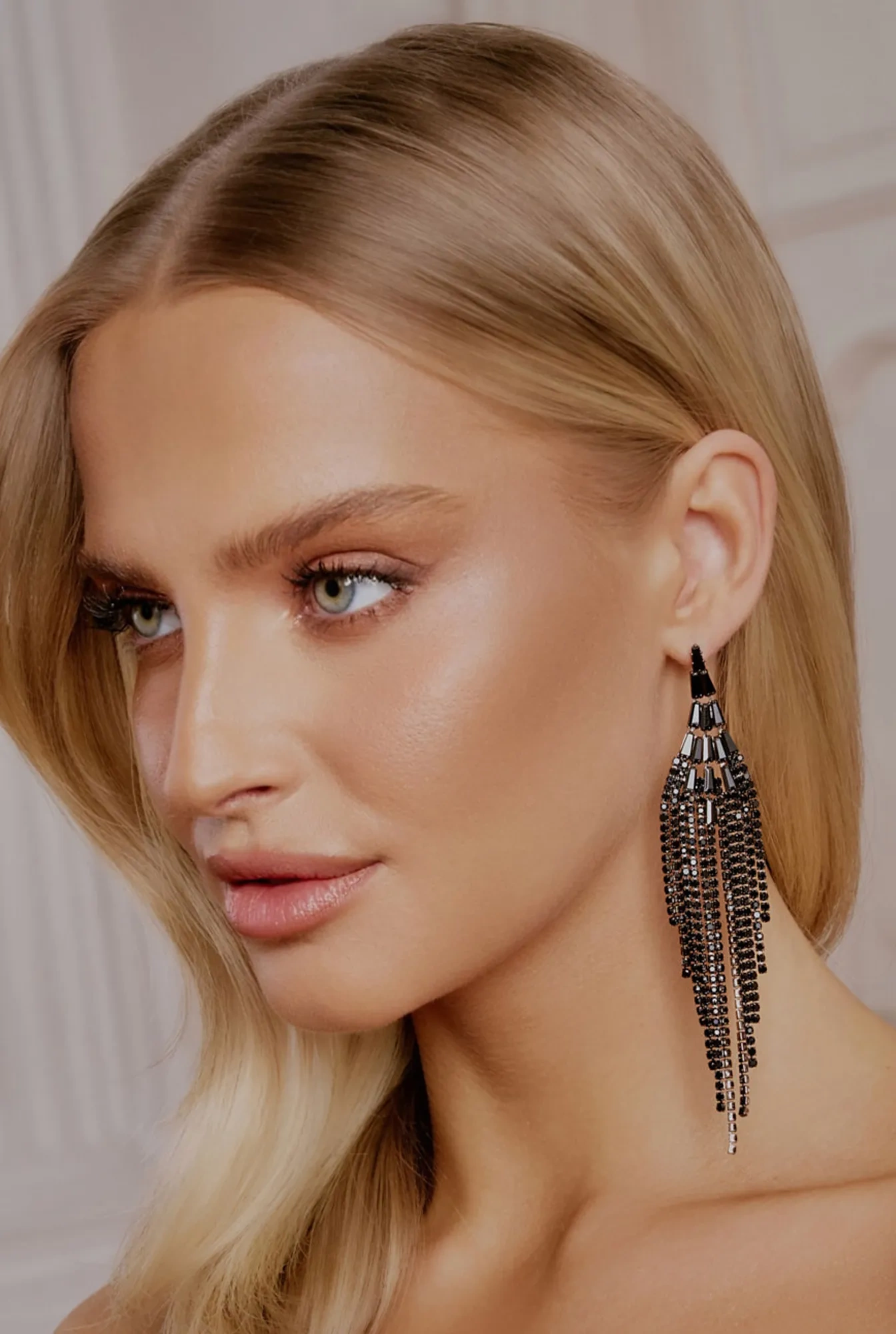 Cove - longues boucles d'oreilles noires avec zircons