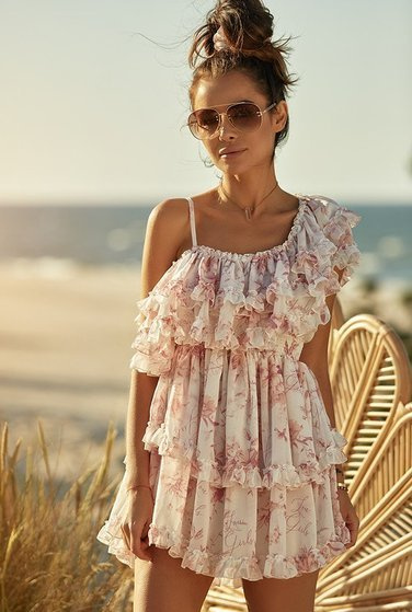 Adora - robe asymétrique délicate en tissu portant le logo