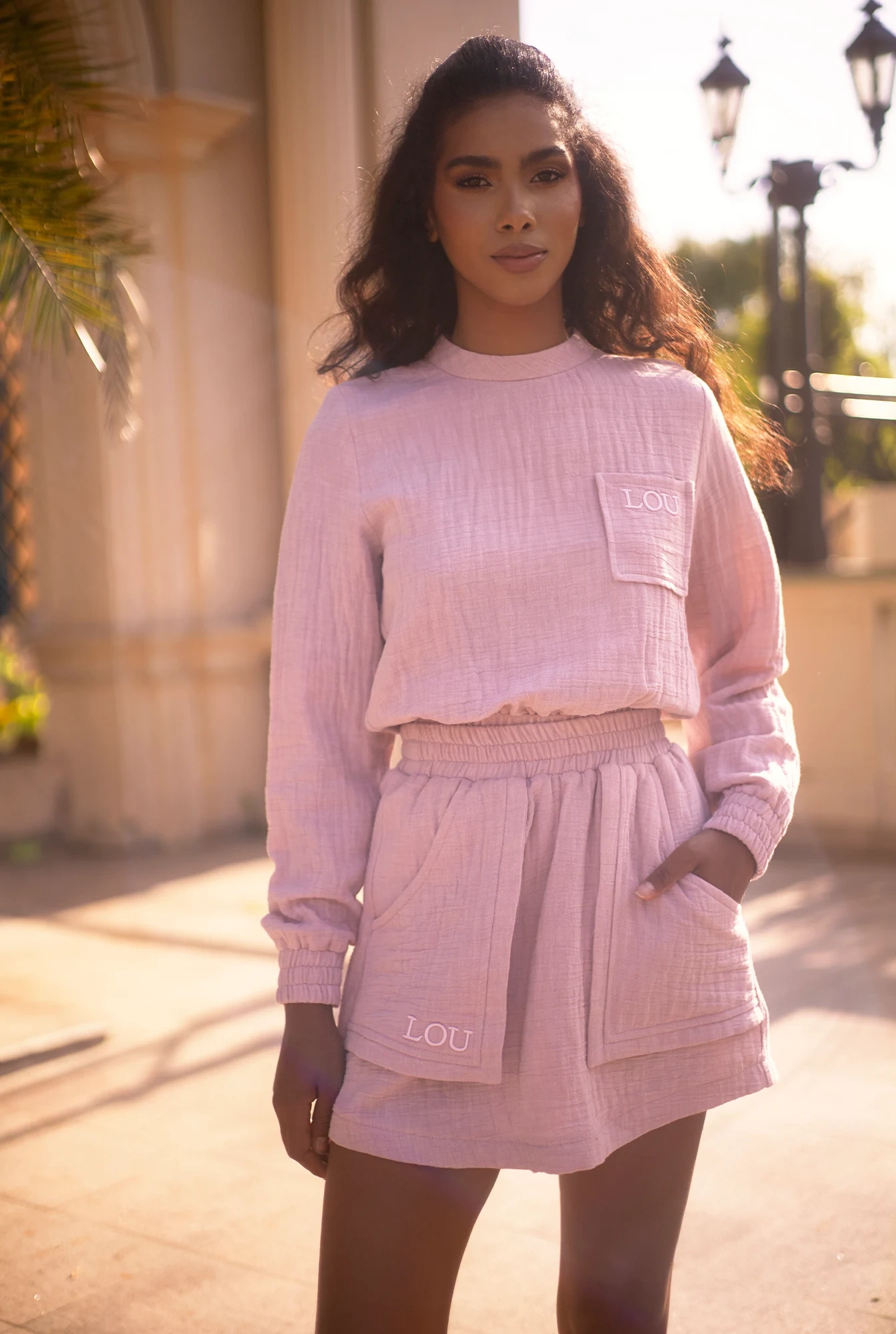 Kama - Ensemble de survêtement rose avec mini-jupe et broderie