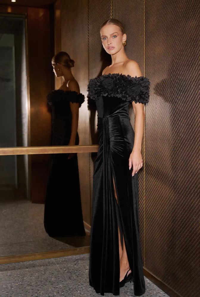 Klaudia – robe longue noire avec ornement floral