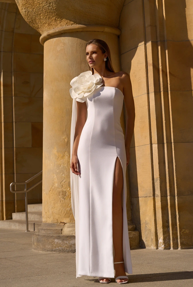 Lilianna - robe de mariée asymétrique avec fleur embellie