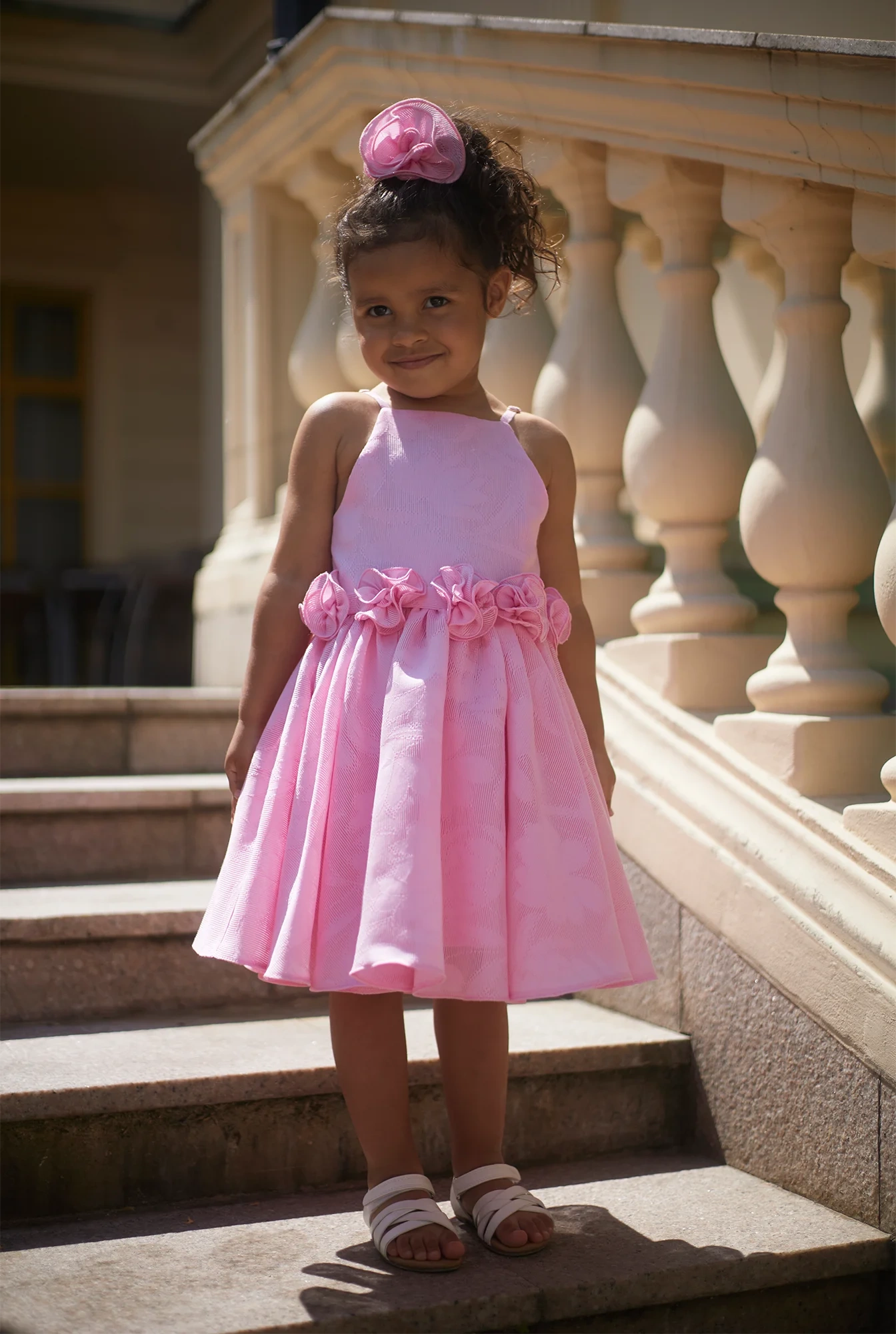 Dive - Robe pour bébé dans les tons de rose avec des fleurs faites à la main et des bretelles réglables + élastique pour les cheveux