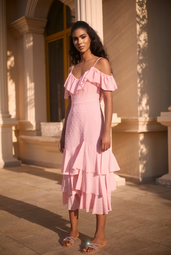 Lucette - Robe longue rose avec encolure espagnole