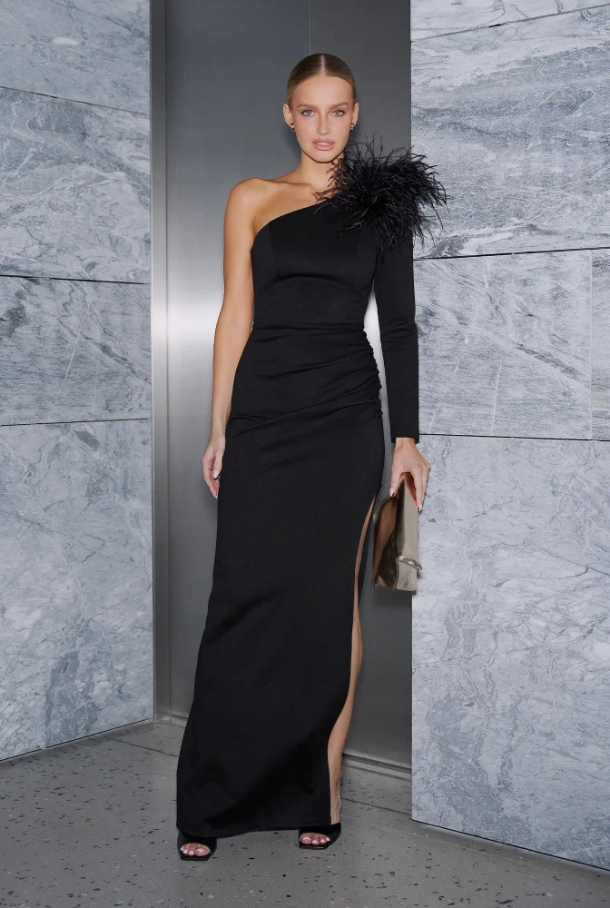 Elegante – robe maxi asymétrique noire avec broche en plumes