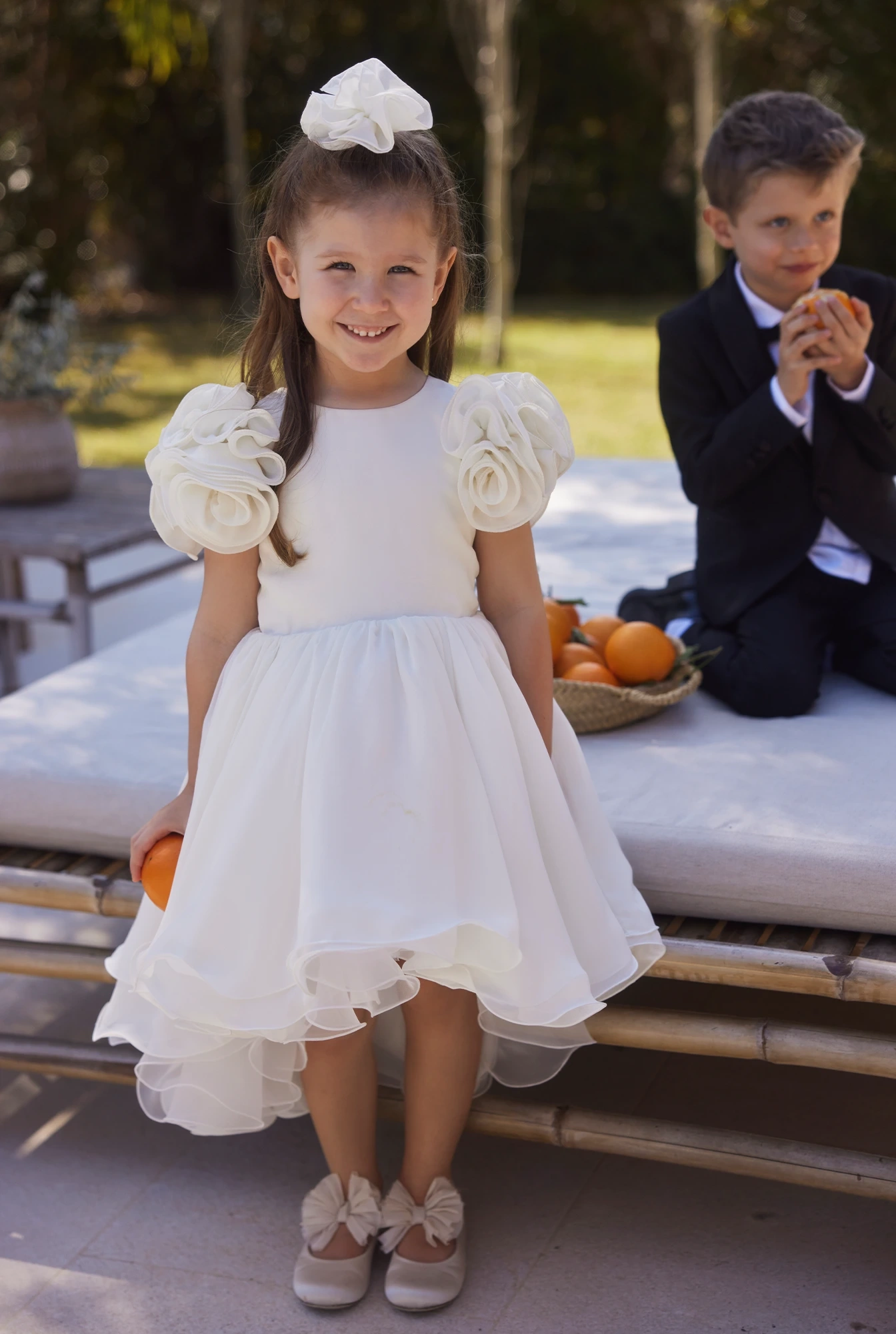 Ajla - Robe d'enfant froufroutante à la taille avec applications florales et bas asymétrique
