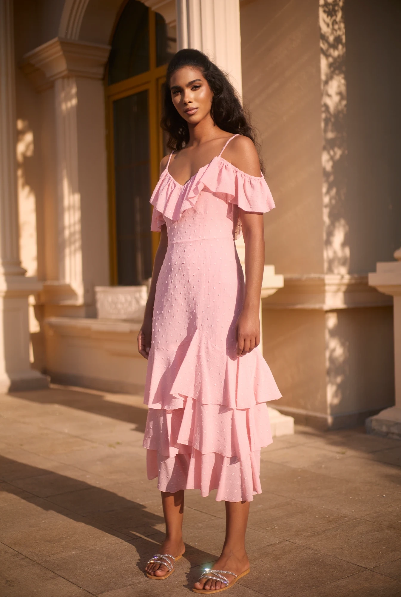 Lucette - Robe longue rose avec encolure espagnole