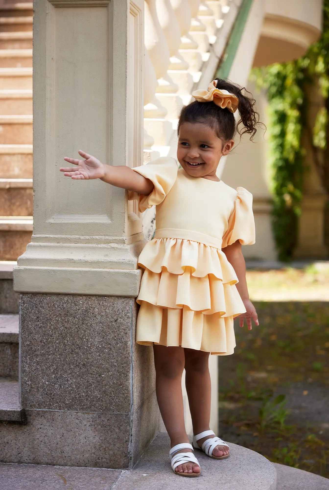 Tide - Robe jaune pour enfants avec manches bouffantes et froufrous + élastique à cheveux