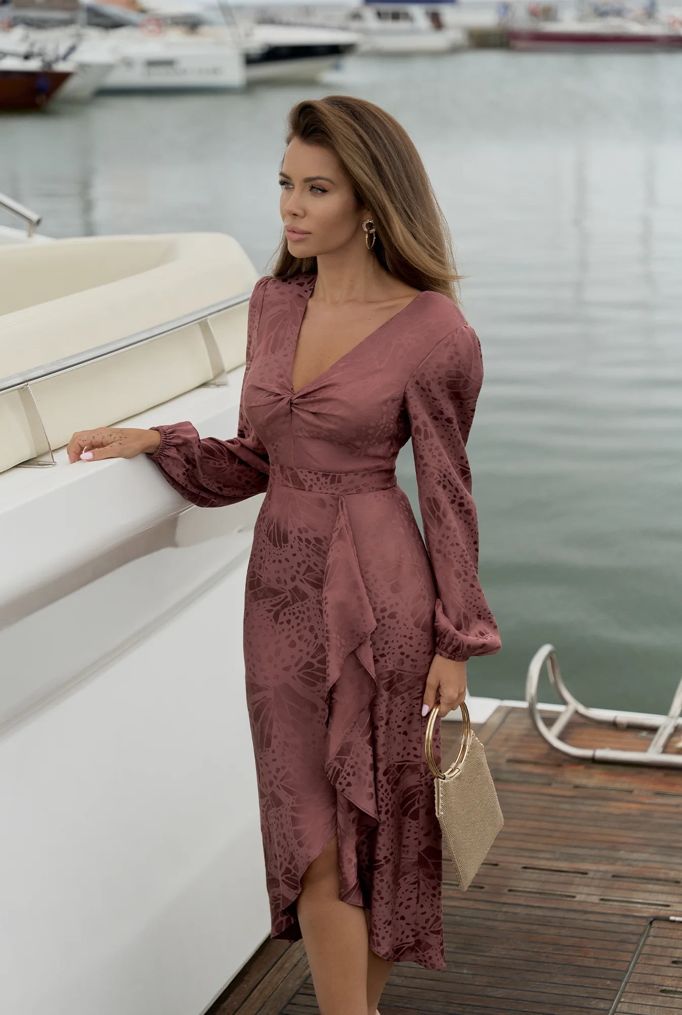 Hemera – robe midi marron avec fente décorative