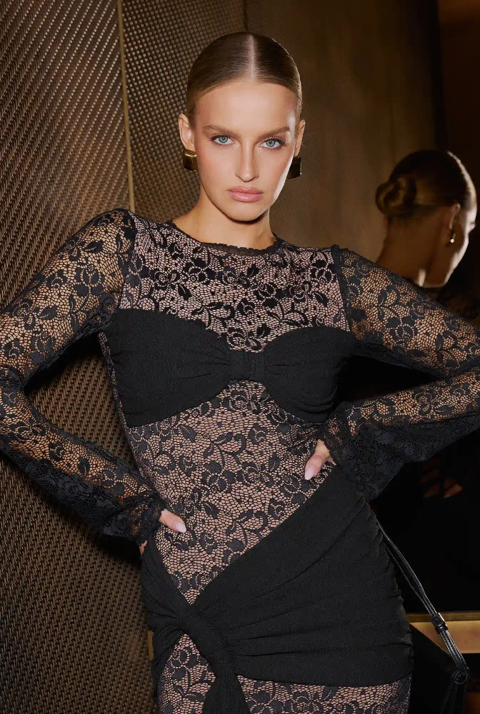 Ignis – robe courte en dentelle noire avec ceinture sur les hanches