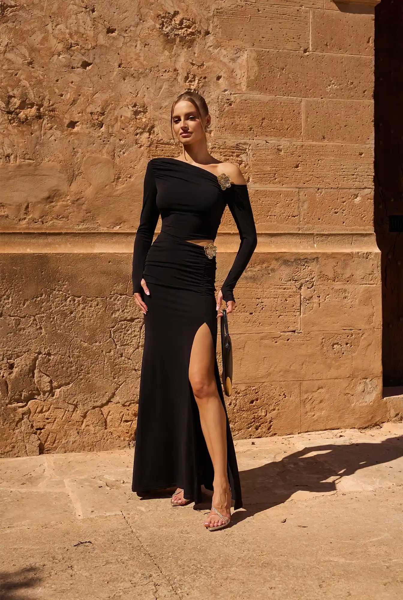 Liora - robe longue au drapé subtil et au bas évasé